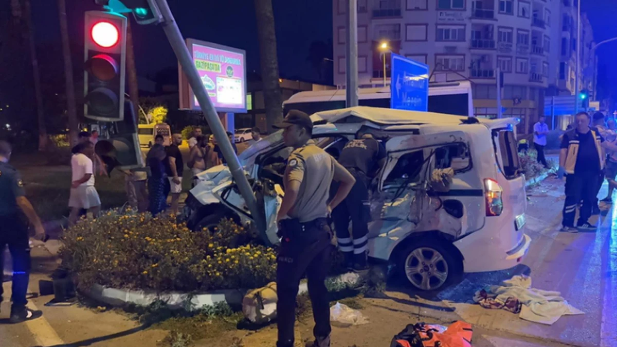 Antalya'da kırmızı ışık ihlali kazayı da beraberinde getirdi: 3'ü ağır 6 yaralı 