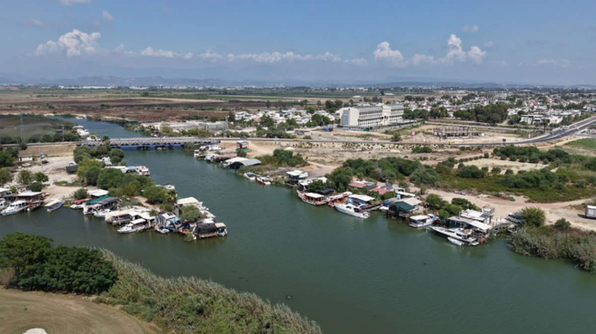 Antalya&rsquo;da K&ouml;pr&uuml;&ccedil;ay&rsquo;a lağım tehdidi: Kıyılar ka&ccedil;ak barakalarla doldu