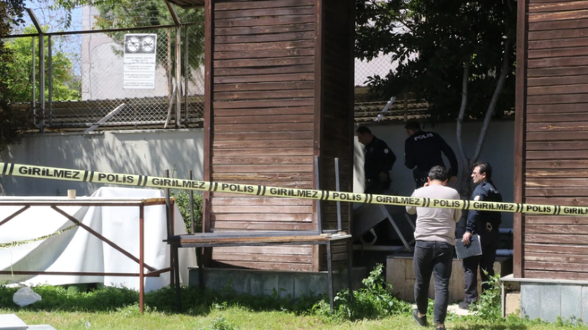 Antalya&rsquo;da korkun&ccedil; olay! Reklam panosundan tanınmayacak halde ceset &ccedil;ıktı   