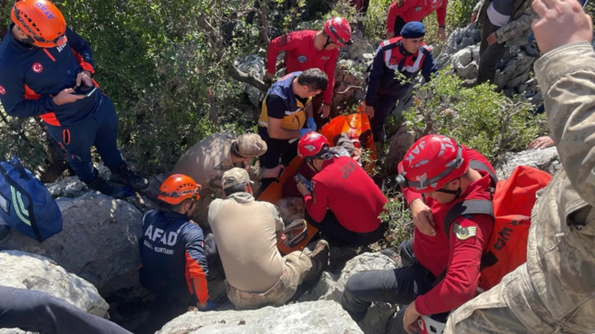 Antalya&rsquo;da koyunlarını otlatan yaşlı kadın d&uuml;şt&uuml;ğ&uuml; kayalıkların arasında 1 g&uuml;n sonra bulundu 