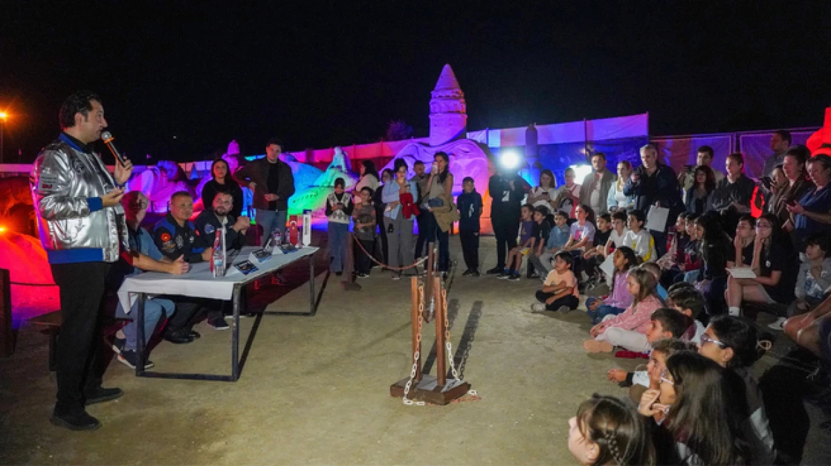 Antalya&rsquo;da kum heykeller arasında &ccedil;ocuklardan astronotlara soru yağmuru