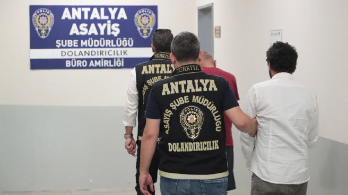 Antalya’da kuyumcuyu dolandıran 2 şüpheli yakalandı 