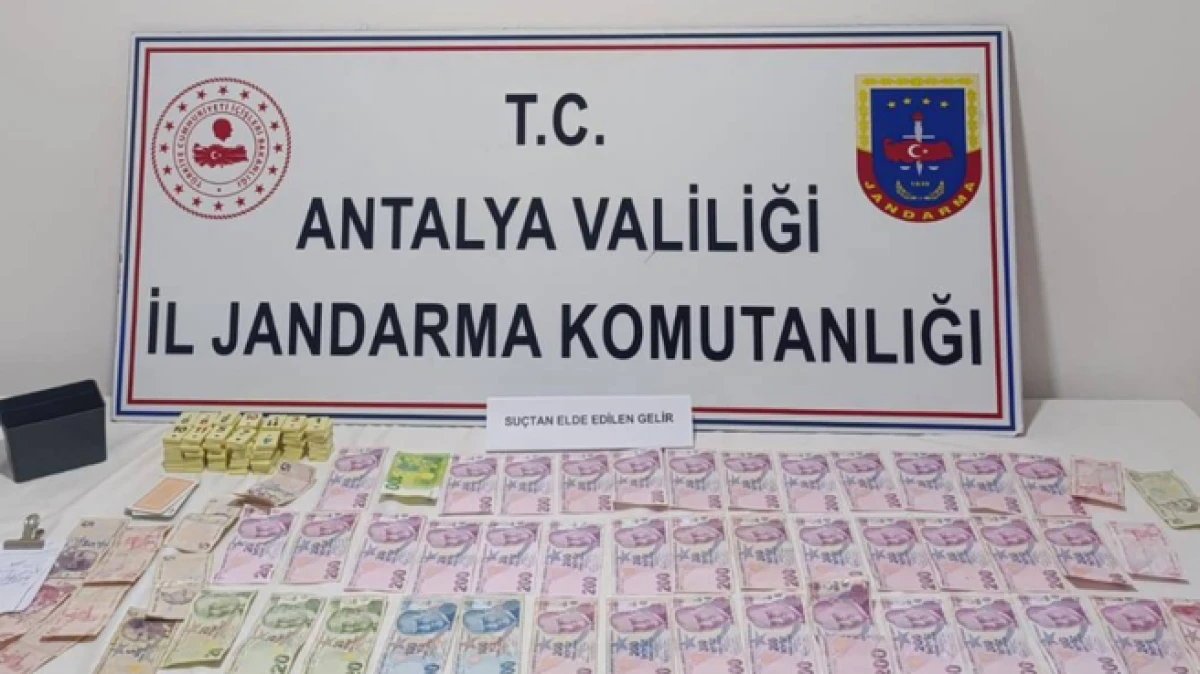 Antalya'da mahalle muhtarı kumar oynatırken yakalandı
