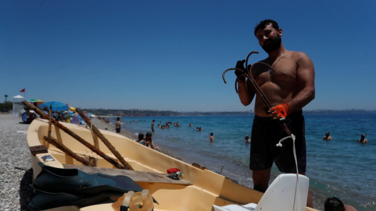 Antalya’da metal çıkarmak için denize daldı, batmış tekneyi buldu