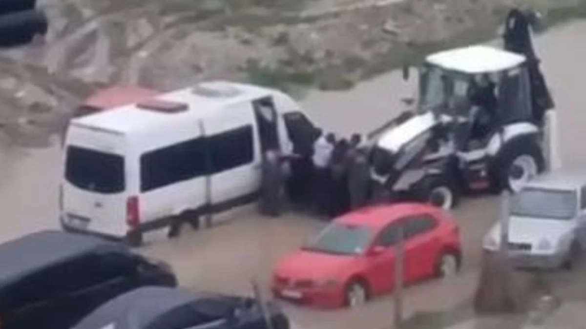 Antalya&rsquo;da minib&uuml;ste mahsur kalanlar kep&ccedil;e yardımıyla kurtarıldı 