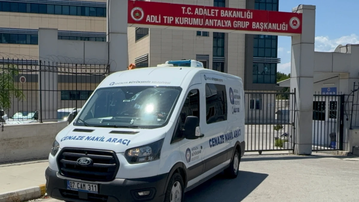Antalya&rsquo;da motosikletiyle bariyerlere &ccedil;arptı, yaşamını yitirdi