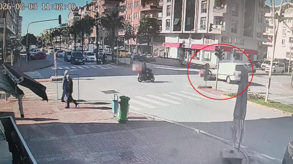 Antalya&rsquo;da motosikletli kamyonetin altında kalmaktan son anda kurtuldu 