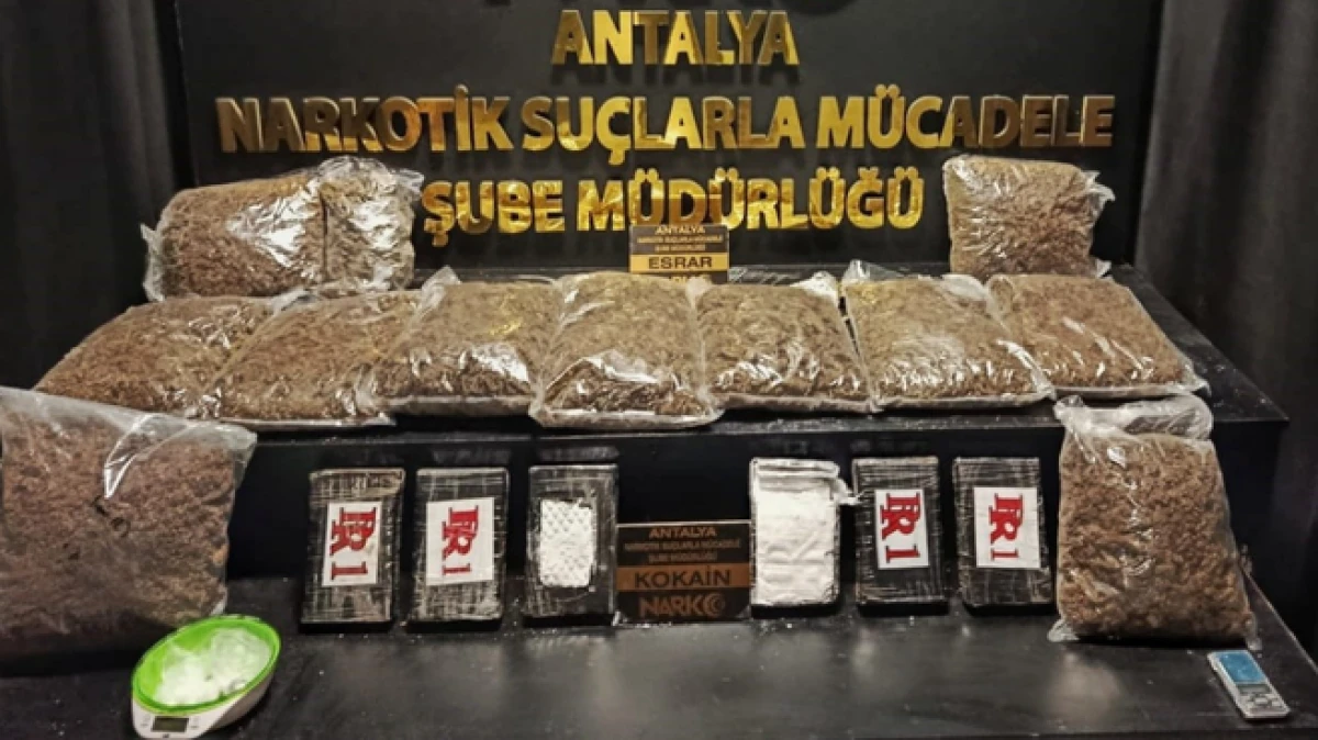 Antalya'da narkotik operasyonunda y&uuml;kl&uuml; miktarda uyuşturucu ele ge&ccedil;irildi: 4 tutuklama 