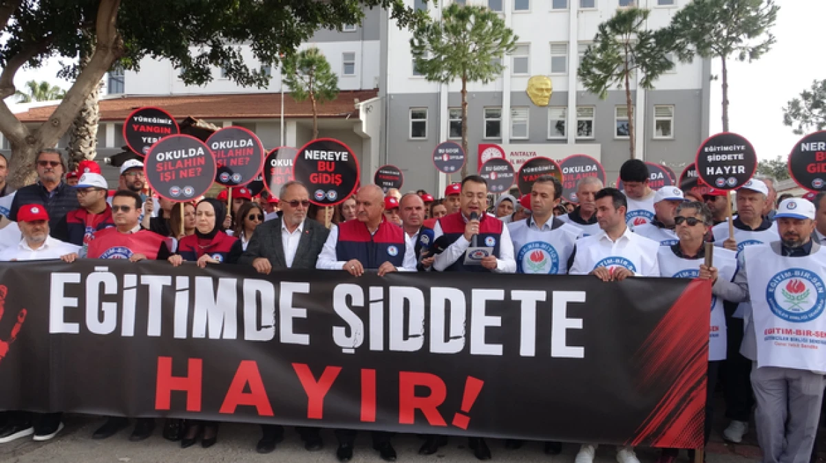 Antalya'da okullara yapılan saldırılar protesto edildi 
