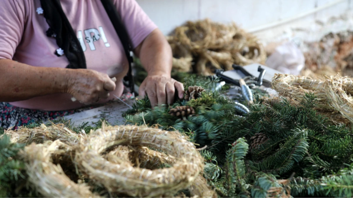 Antalya’da orman atıkları Noel çelenklerine dönüşüyor
