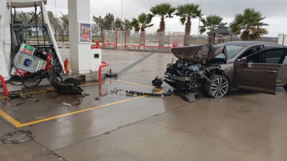 Antalya&rsquo;da otomobil akaryakıt istasyonuna daldı, facianın eşiğinden d&ouml;n&uuml;ld&uuml;   