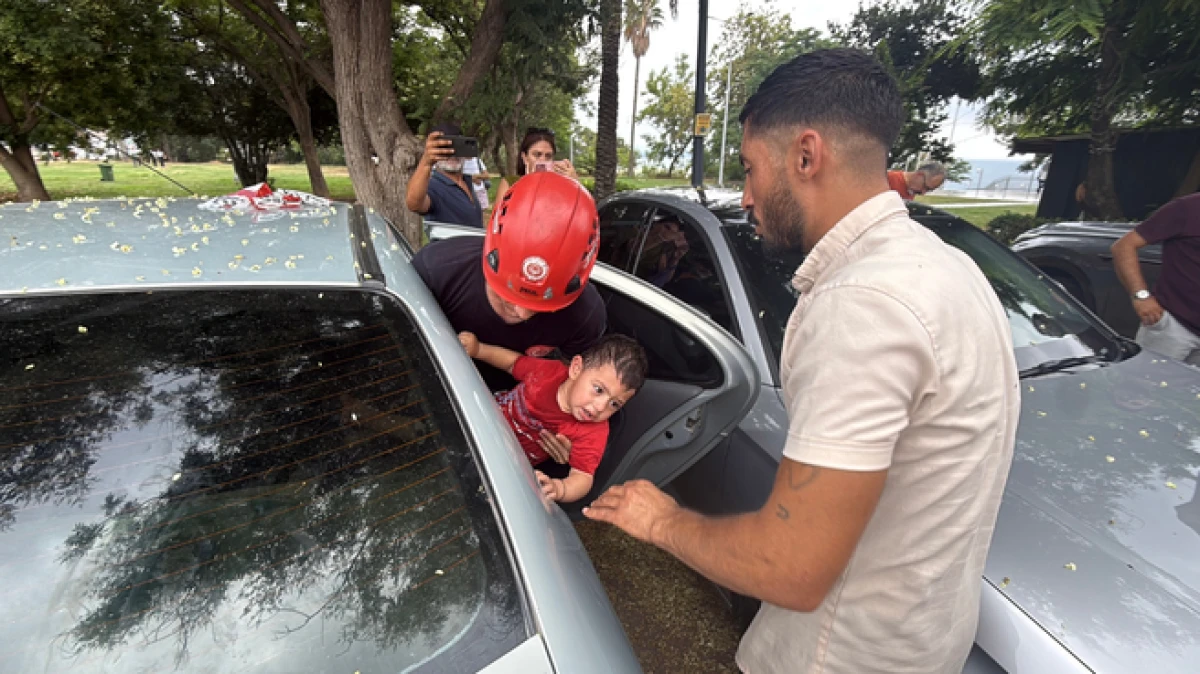Antalya&rsquo;da otomobilde kilitli kalan 1 yaşındaki Firuz'u itfaiye kurtardı