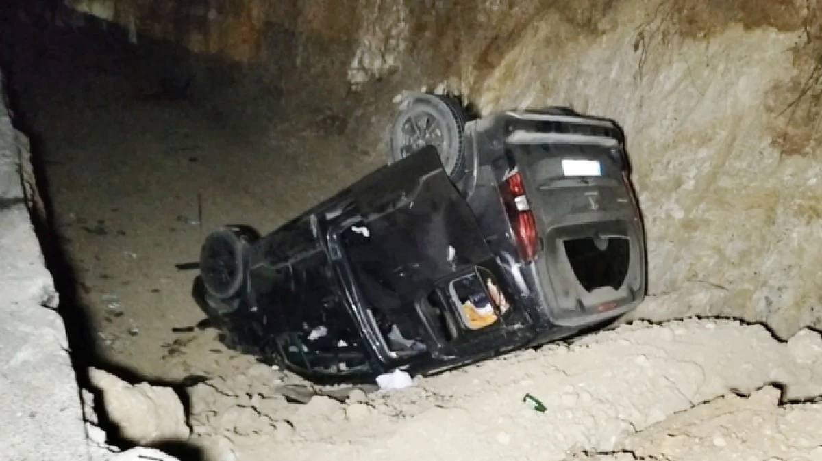 Antalya’da otomobile çarpan hafif ticari araç kanala uçtu: 3 yaralı   