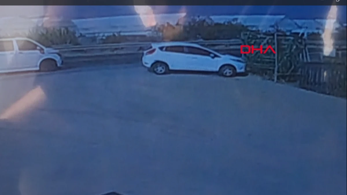 Antalya&rsquo;da otomobilin dereye u&ccedil;tuğu kaza kamerada