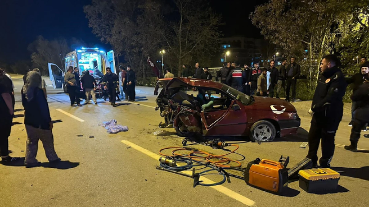 Antalya'da otomobiller &ccedil;arpıştı: 1 &ouml;l&uuml;, 5 yaralı