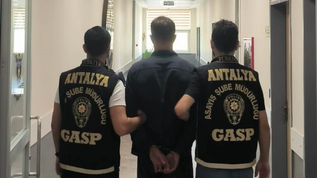 Antalya’da oyuncak tabanca ile iş yeri soymaya çalıştı   