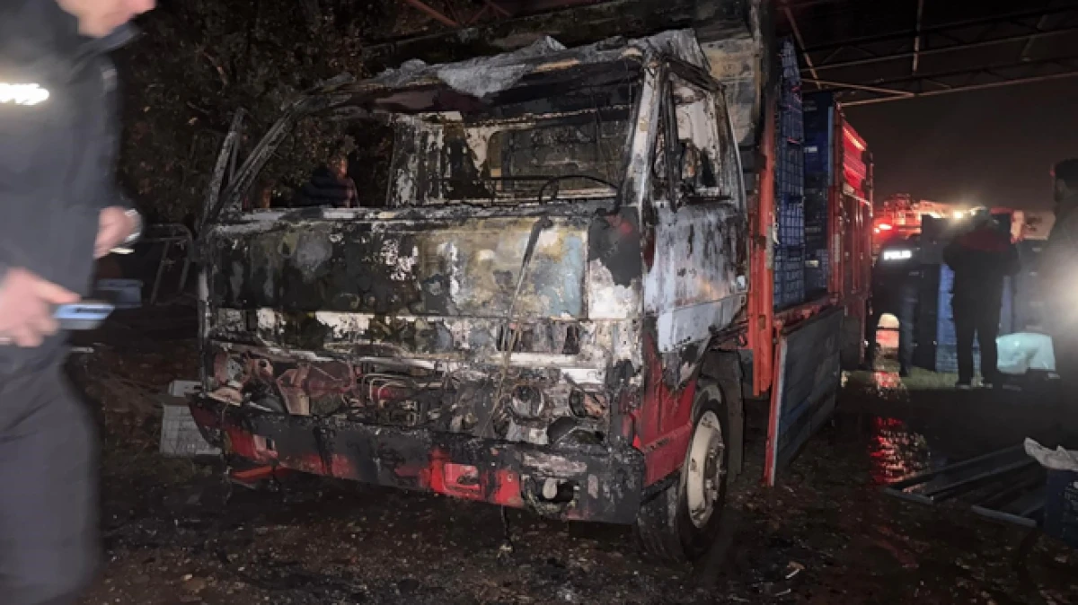 Antalya&rsquo;da park halindeyken yanan kamyonet kullanılamaz hale geldi 