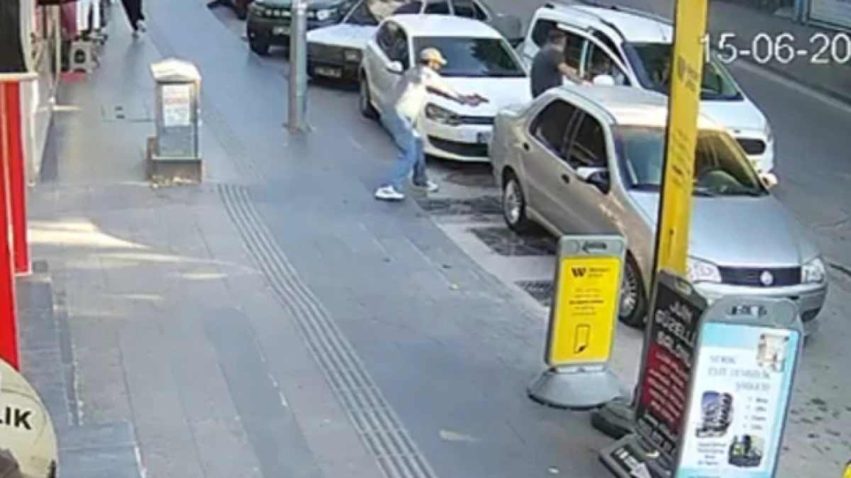 Antalya&rsquo;da pastaneden &ccedil;ıkarken silahlı saldırıya uğradı; olay kamerada