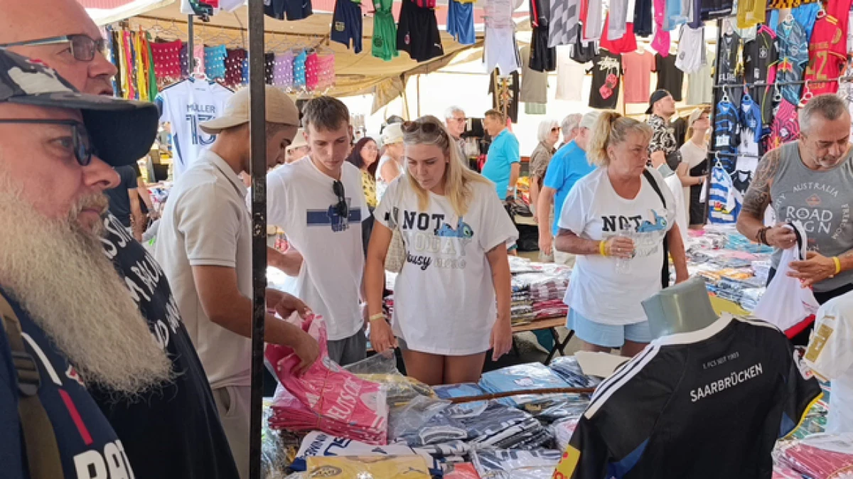Antalya'da perşembe pazarına Alman turist akını   