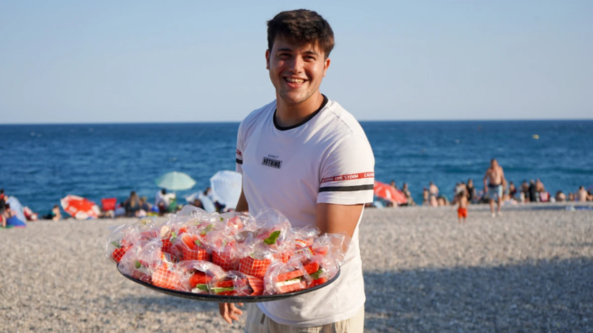 Antalya&rsquo;da plajda sıcaktan bunalana, 'karpuz sandvi&ccedil;' ikramı 