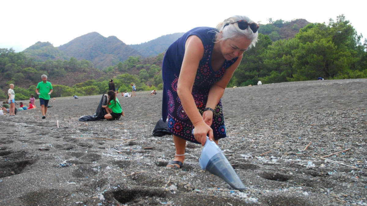 Antalya&rsquo;da plajdaki plastik par&ccedil;alarını şarjlı el s&uuml;p&uuml;rgesi ile topladılar