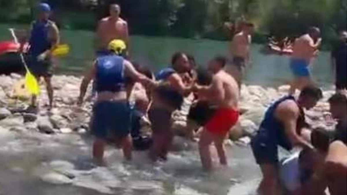 Antalya’da rafting eğlencesi kürekli kavgaya dönüştü 