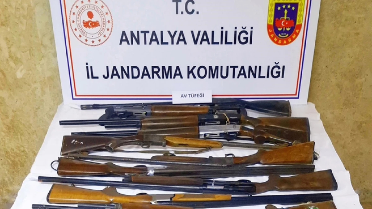 Antalya'da ruhsatsız silah operasyonu: 15 silah ele ge&ccedil;irildi 