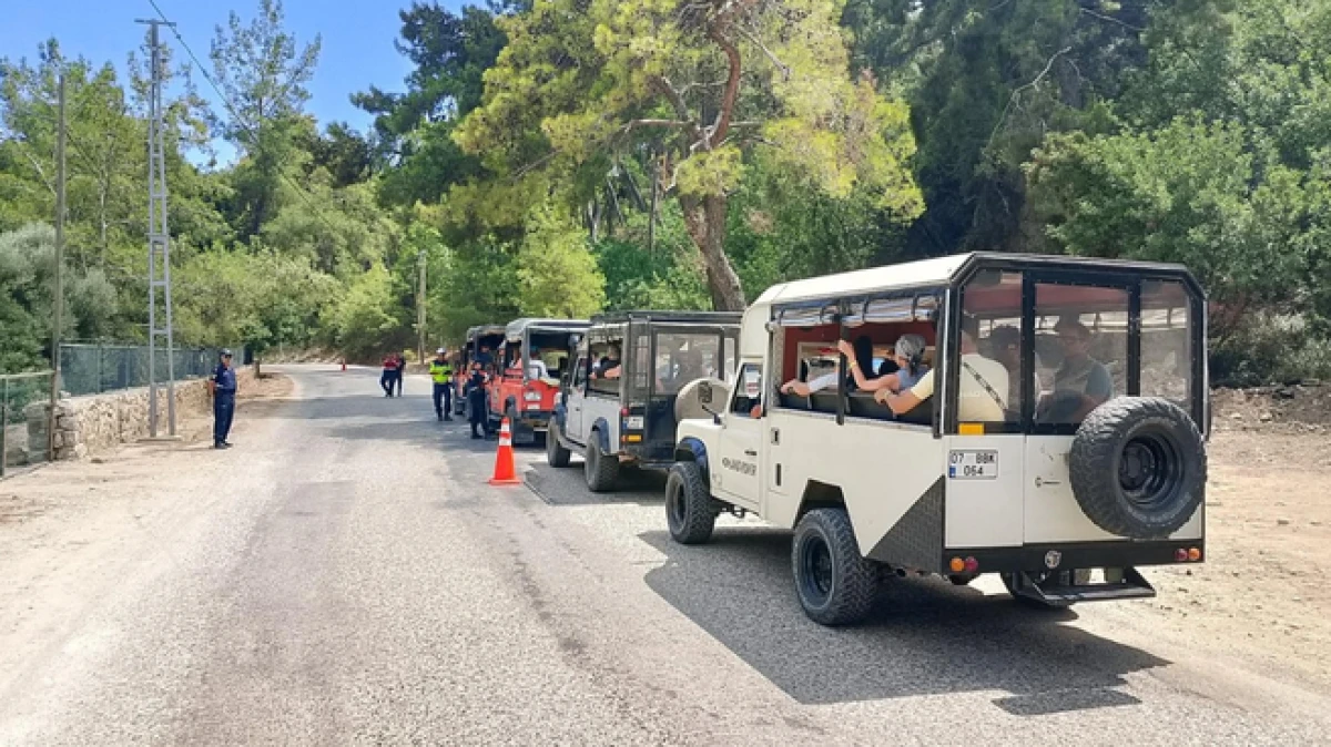 Antalya’da safari araçlarına denetim: 4 araç trafikten men edildi   