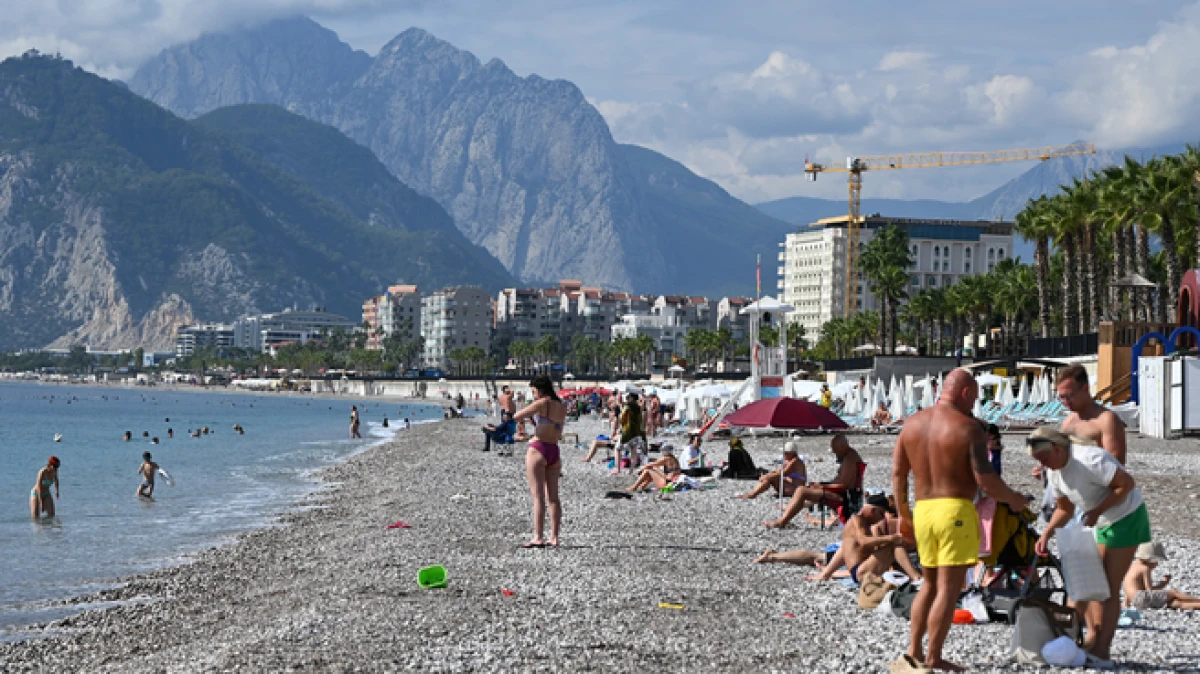 Antalya'da sağanak sonrası g&uuml;neş a&ccedil;tı, Konyaaltı sahili hareketlendi