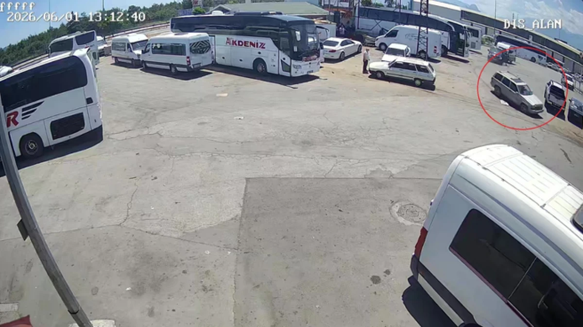 Antalya&rsquo;da sanayide kontrolden &ccedil;ıkan ara&ccedil; 7 aracı perte &ccedil;evirdi, ortalığı savaş alanına &ccedil;evirdi  