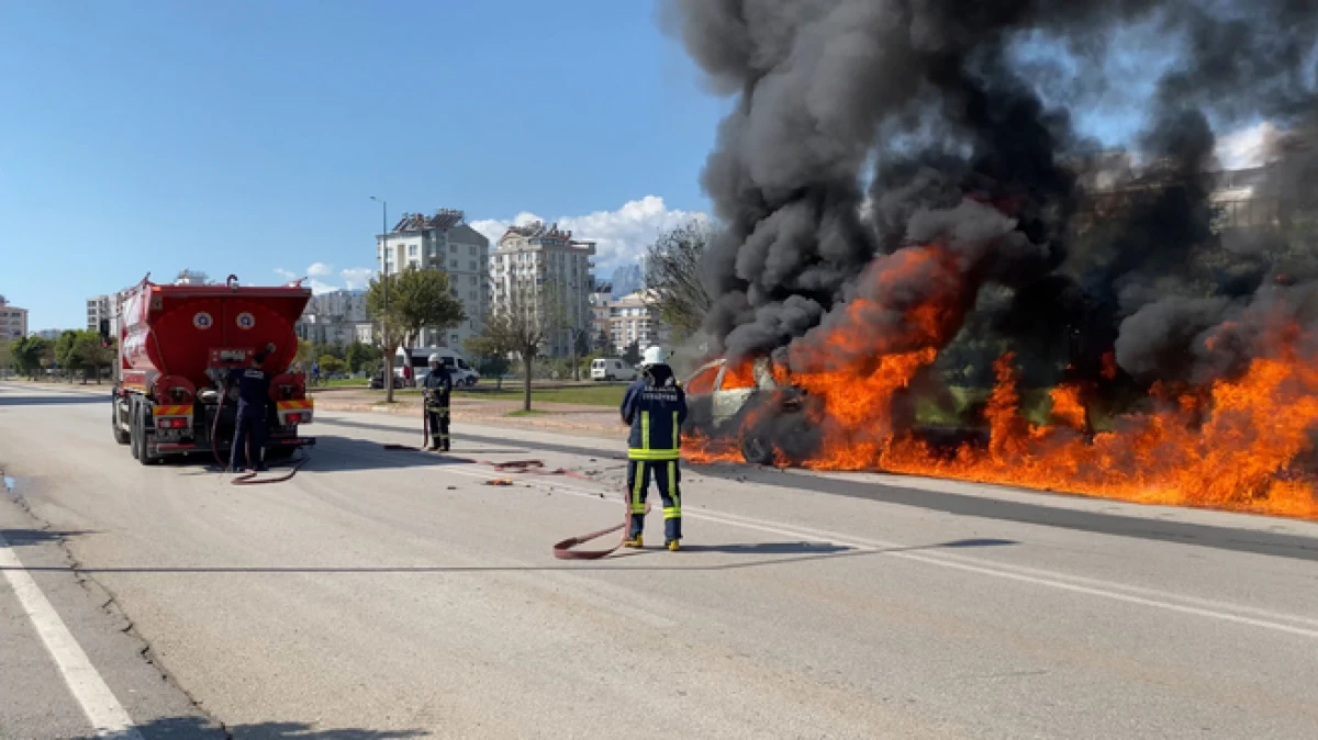 Antalya&rsquo;da seyir halindeyken alev alan otomobilindeki kedisini son anda kurtardı