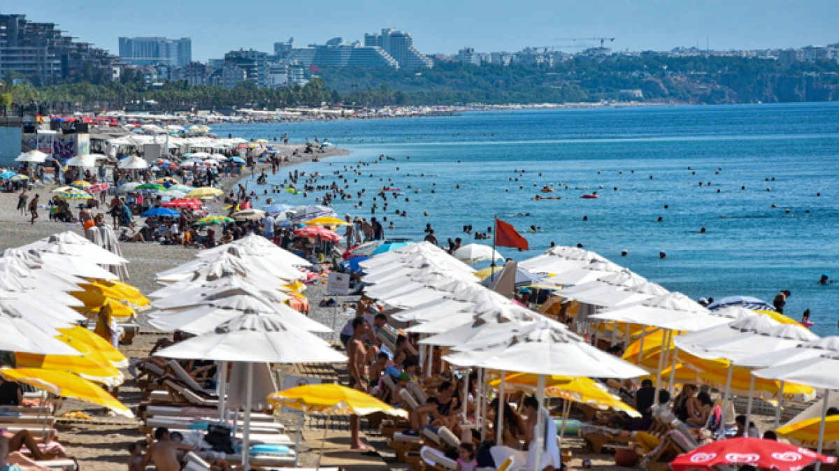Antalya'da sıcak hava bunalttı