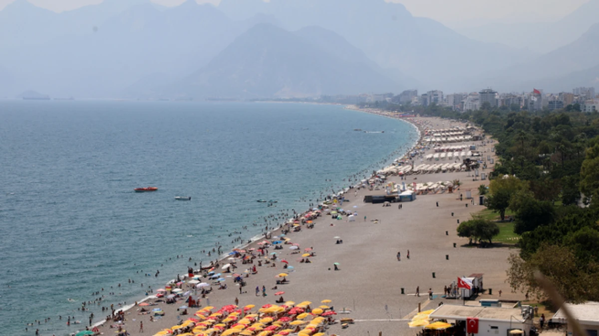 Antalya&rsquo;da sıcaklık 39 dereceyi g&ouml;rd&uuml;, tatilciler denize akın etti