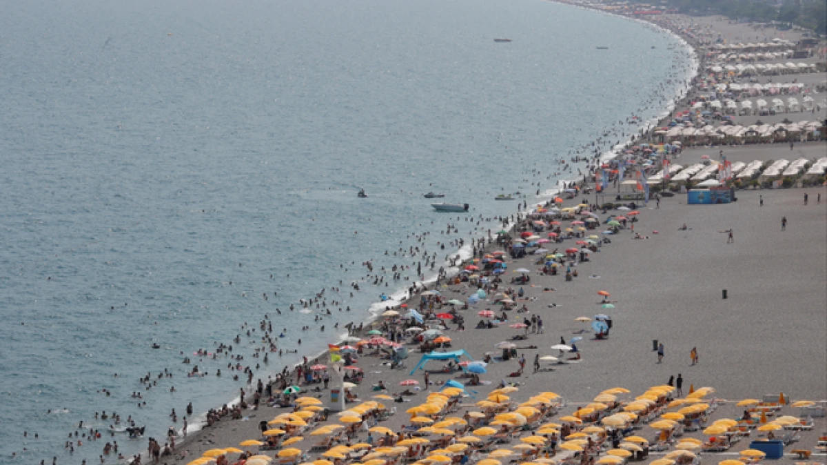 Antalya'da sıcaktan bunalanlar sahile akın etti 
