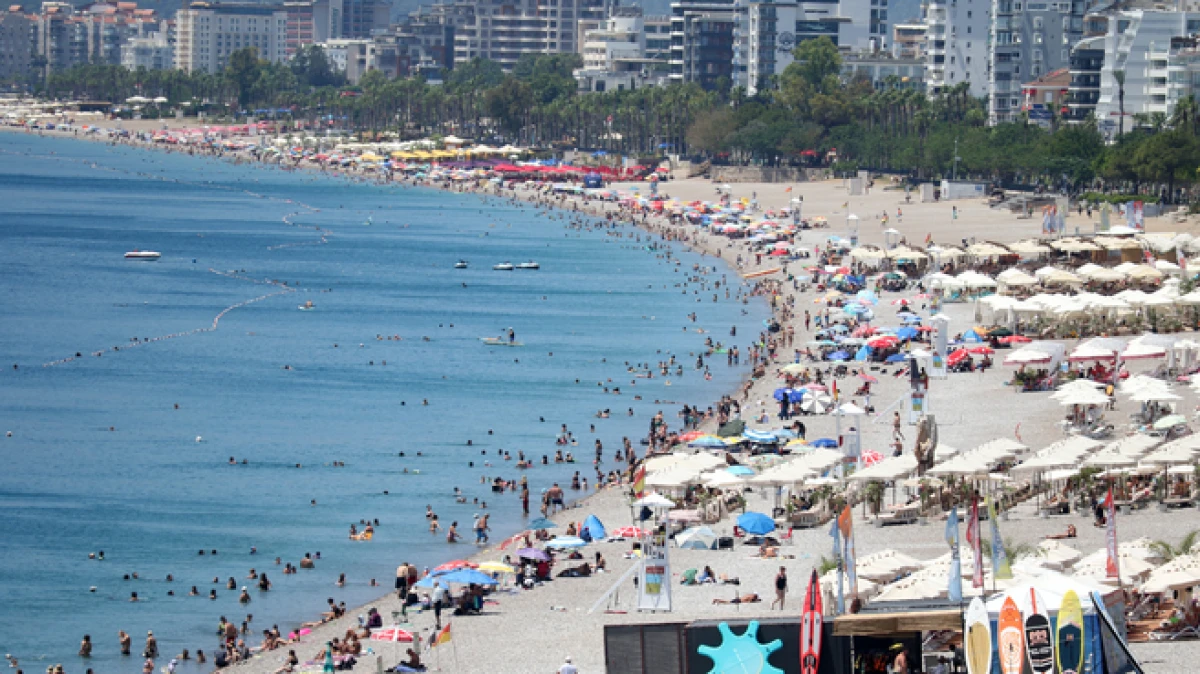 Antalya'da sıcaktan bunalanlar sahillere akın etti