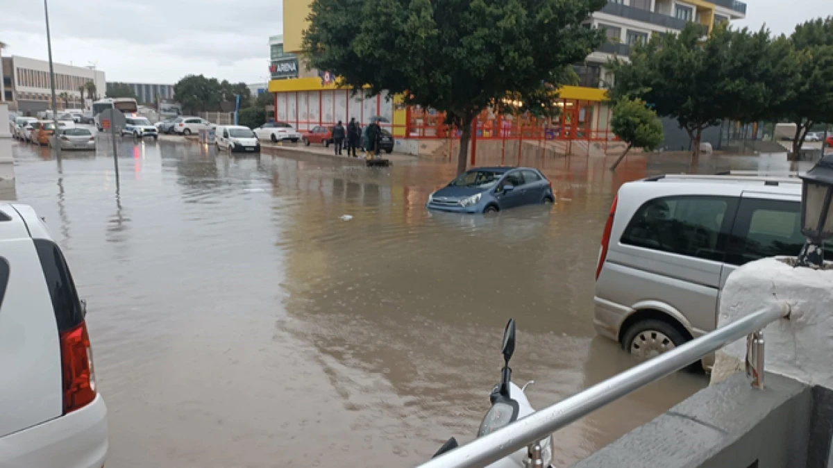 Antalya'da şiddetli yağış hayatı olumsuz etkiledi   