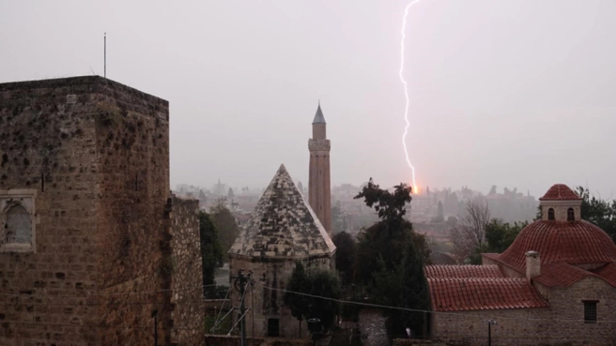 Antalya'da şiddetli yağış ve yıldırımlar etkili oldu   