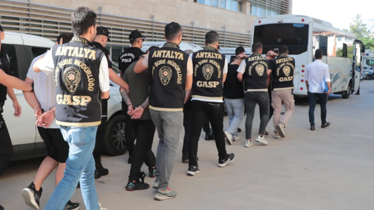 Antalya’da silahlı suç örgütüne eş zamanlı operasyon: 7 gözaltı 
