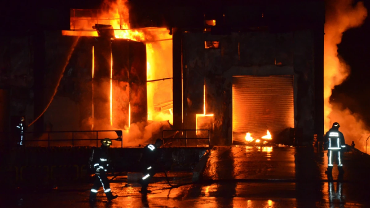 Antalya'da soğuk hava deposundaki yangın kontrol altına alındı