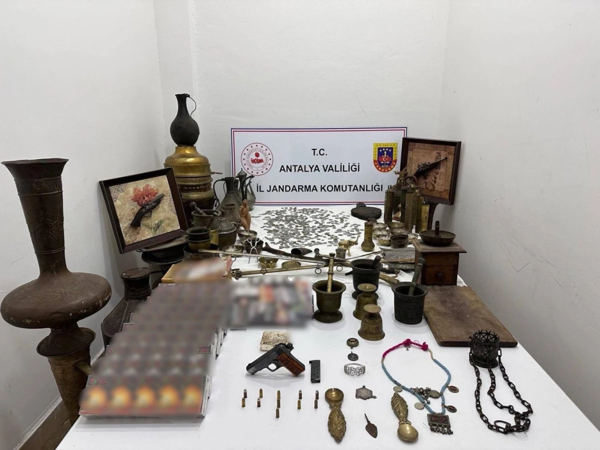 Antalya'da tarihi eser ve ka&ccedil;ak eşya operasyonu   