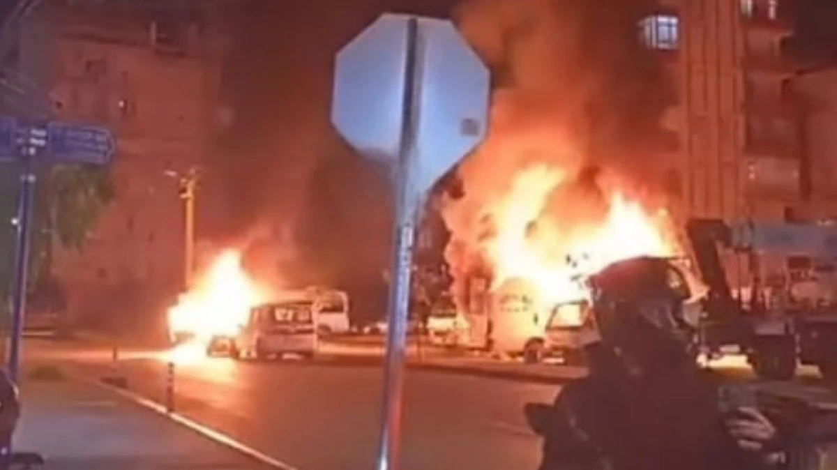 Antalya&rsquo;da  tartıştığı kız arkadaşı ile annesinin ara&ccedil;larını kundakladı; olay anı kamerada