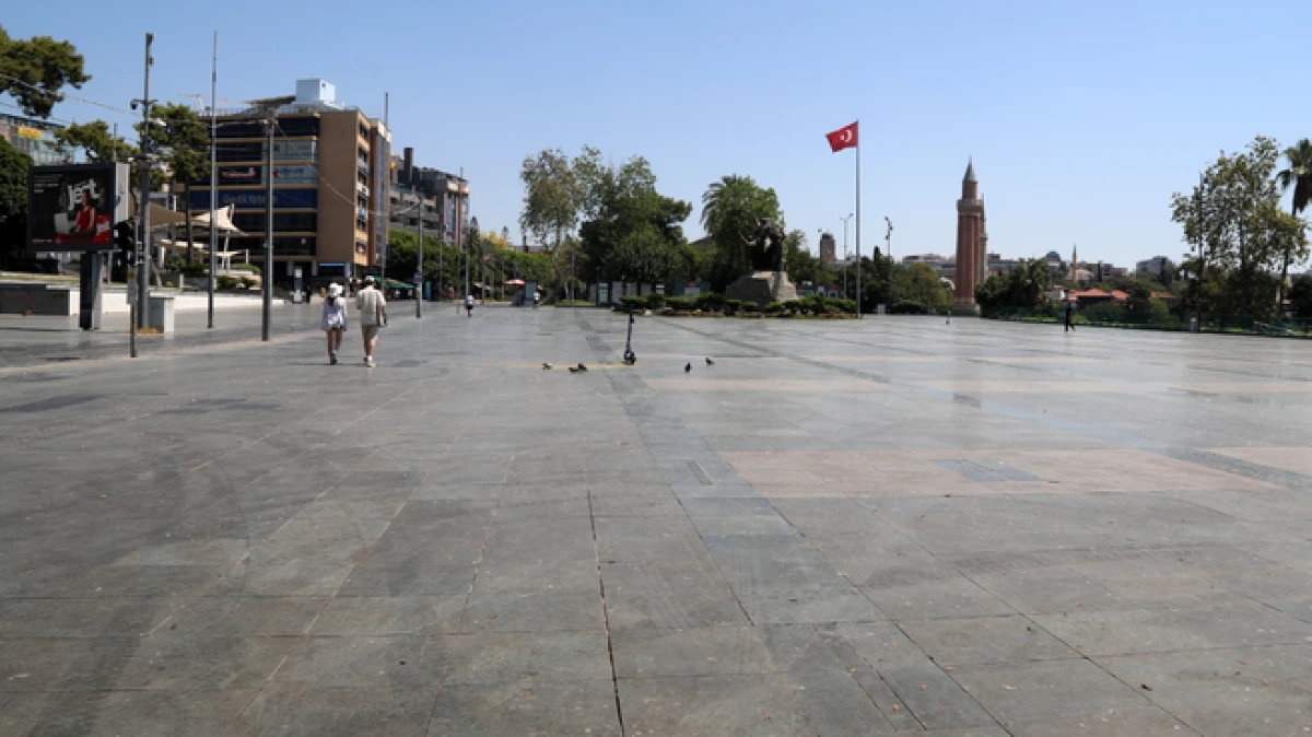Antalya'da termometreler 40 dereceyi g&ouml;sterdi, kent merkezi boş kaldı
