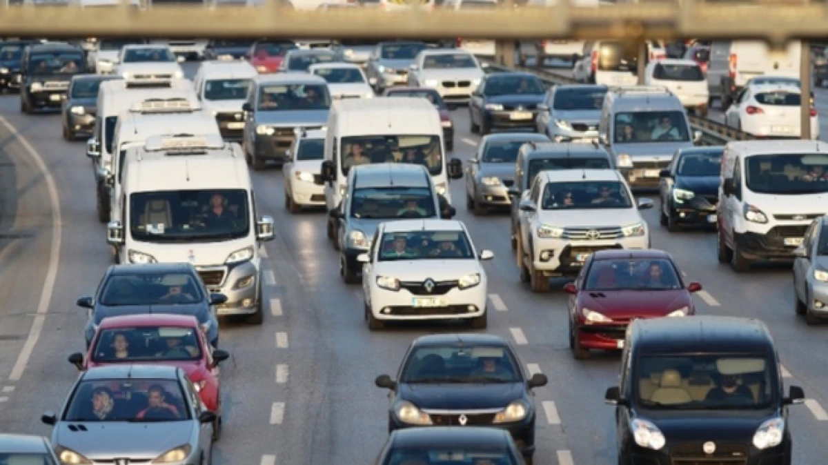 Antalya'da trafiğe kayıtlı ara&ccedil; sayısı 1 milyon 689 bin 117'e ulaştı   