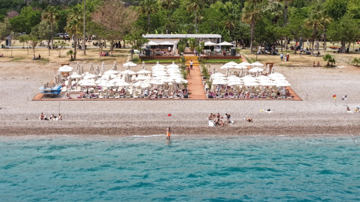 Antalya'da turizm sezonu a&ccedil;ıldı; plajda 1 g&uuml;n&uuml;n maliyeti 1500 TL
