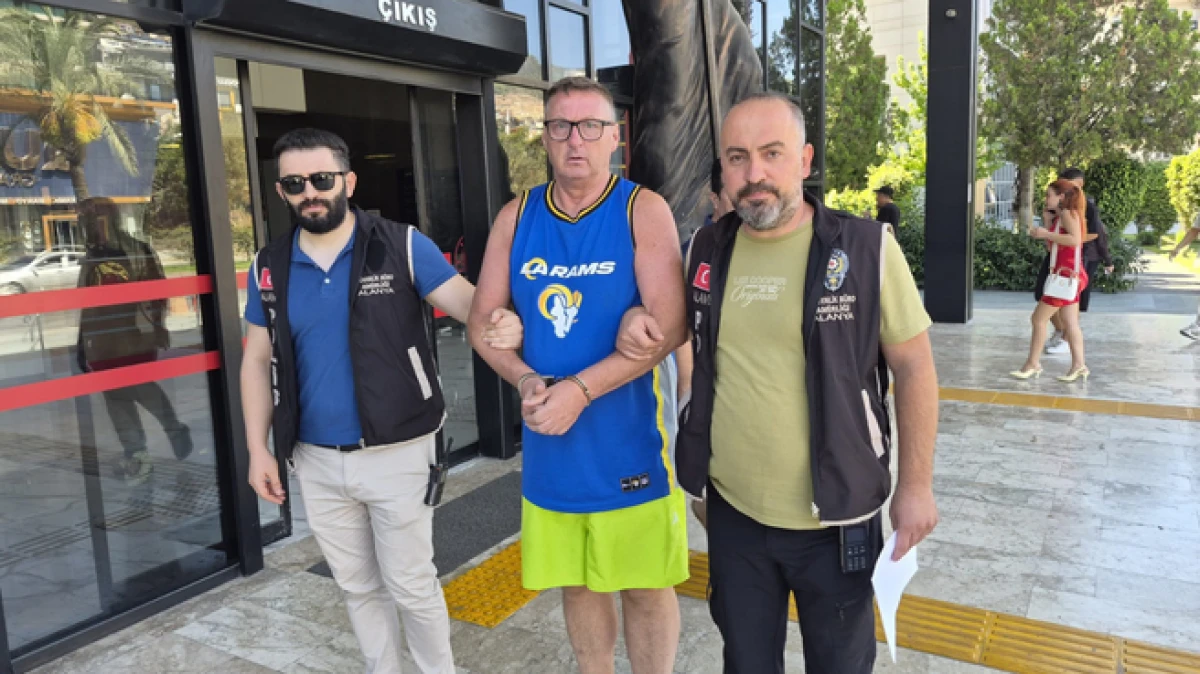 Antalya&rsquo;da T&uuml;rk bayrağına t&uuml;k&uuml;ren İngiliz turist tutuklandı