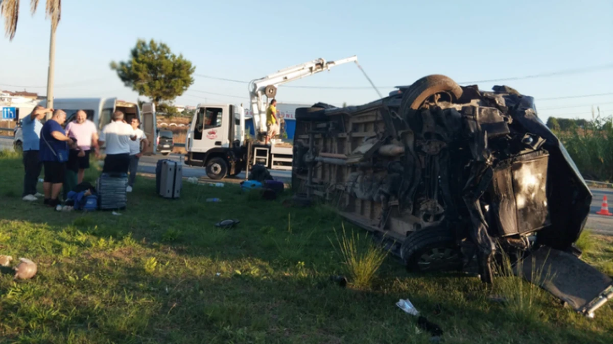 Antalya'da &uuml;&ccedil; aracın karıştığı zincirleme kaza kamerada: 15 yaralı  