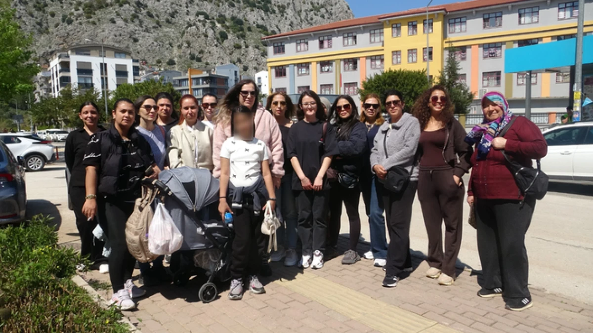 Antalya&rsquo;da veliler &ouml;ğrenciyi darp ettiği iddia edilen &ouml;ğretmene destek i&ccedil;in okul &ouml;n&uuml;nde toplandılar 