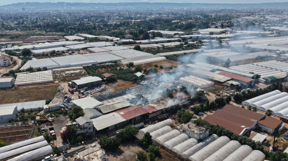 Antalya'da yan yana 4 depoda yangın