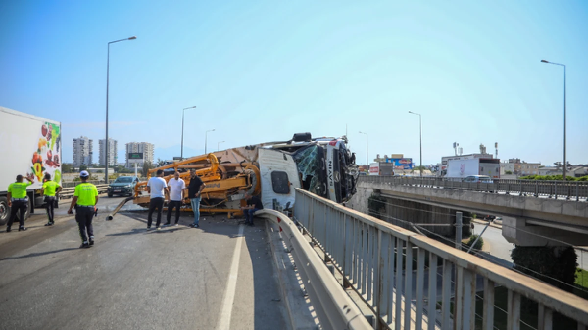 Antalya&rsquo;da yan yatan beton pompası kamyonu, &uuml;st ge&ccedil;itte asılı kaldı