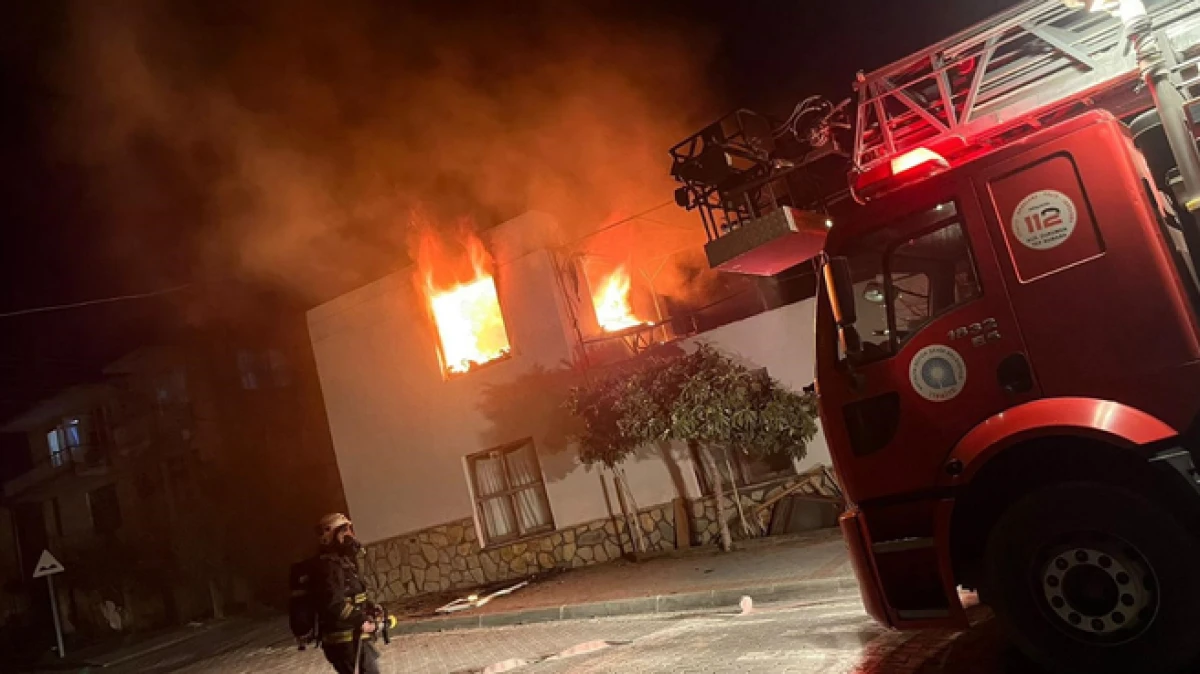 Antalya&rsquo;da yanan evde dumandan etkilenen iki &ccedil;ocuk hastaneye kaldırıldı   